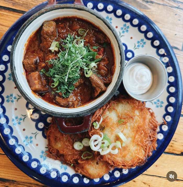 Brisket gulasz with potato pancakes on Polish pottery